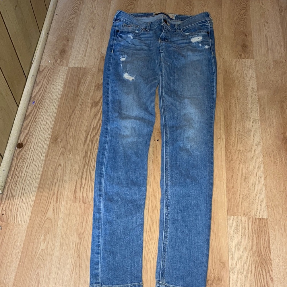 I am selling these  Hollister jeans for only 15$